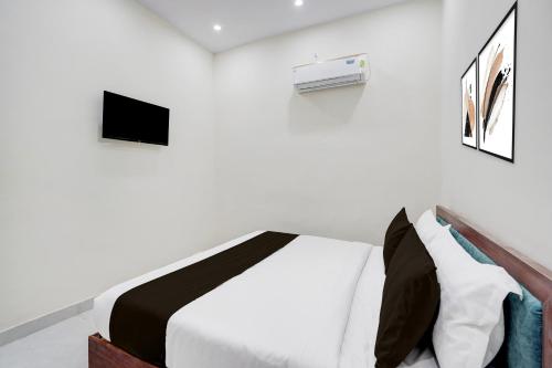 Postel nebo postele na pokoji v ubytování Hotel O Shree Ji Puram Near Prem Mandir