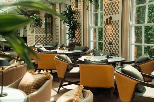Χώρος καθιστικού στο Chewton Glen Hotel - an Iconic Luxury Hotel