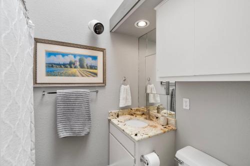 a bathroom with a sink and a mirror at Lakeside condo Retreat in Horseshoe Bay in Horseshoe Bay