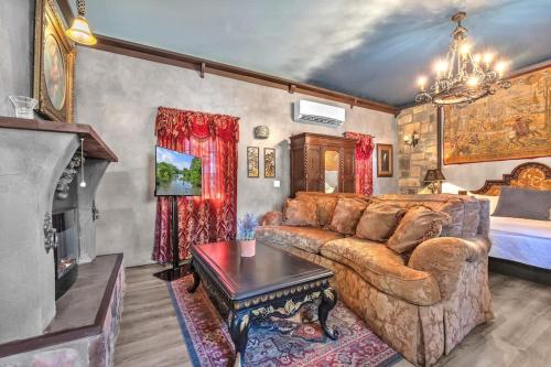 Et opholdsområde på Pet Friendly Cottage w/Hot-Tub 10-Mins to Downtown