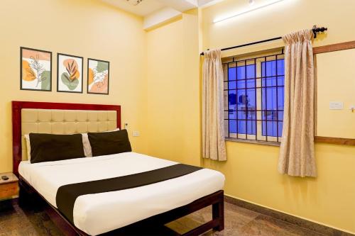 Katil atau katil-katil dalam bilik di Super Townhouse White Town Rock Beach Formerly Prakasam Residency