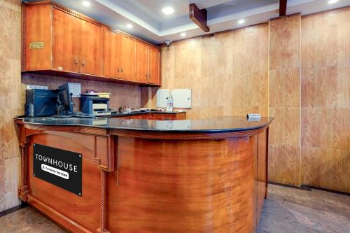 Dapur atau dapur kecil di Super Townhouse White Town Rock Beach Formerly Prakasam Residency