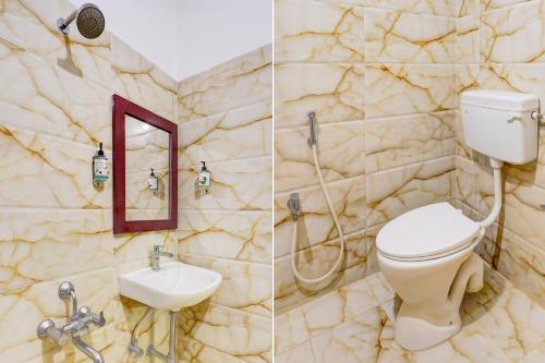 Bilik mandi di Super Townhouse White Town Rock Beach Formerly Prakasam Residency