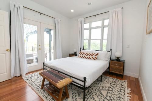 Ένα ή περισσότερα κρεβάτια σε δωμάτιο στο Spicewood Lodge w/Pool, HotTub
