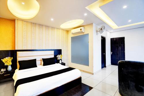 Ένα ή περισσότερα κρεβάτια σε δωμάτιο στο Collection O Surya Enclave Formerly Aroma Regency