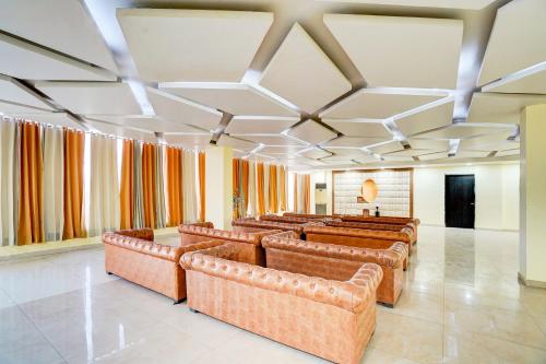 Χώρος καθιστικού στο Collection O Surya Enclave Formerly Aroma Regency