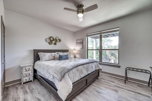 Katil atau katil-katil dalam bilik di Upscale 5BR Home on Lake Travis with HotTub & Lake Views