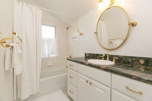 Ένα μπάνιο στο Spicewood Lodge w/Pool, HotTub