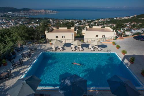 Una vista aérea de una piscina con sombrillas. en Berg Apartments, en Bar