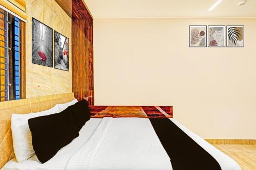 a bedroom with a bed in a room at Super Townhouse Indiranagar in Bengaluru