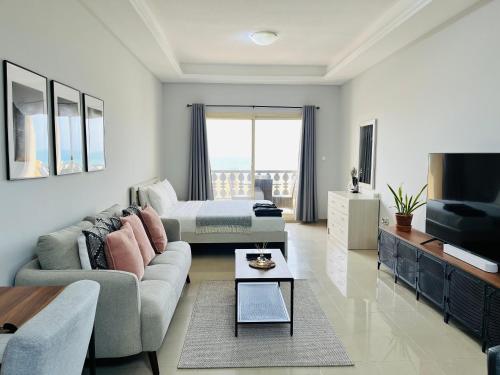 Waterfront Living - Studio in Marina Residences by FREE Holiday Homes