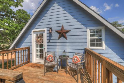 Μπαλκόνι ή βεράντα στο Cactus Flower Treehouse-Pet Friendly-Hill Country Views!