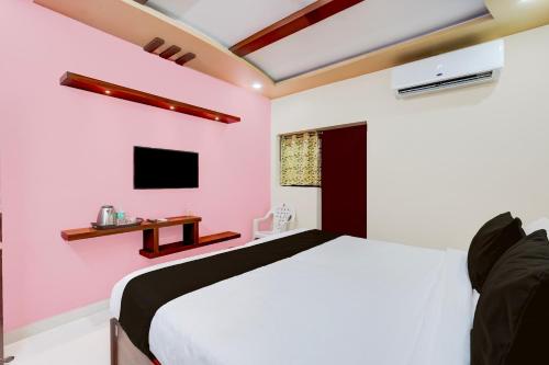 TV a/nebo společenská místnost v ubytování Super Hotel O GT Road Nellore
