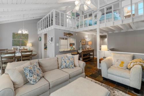 a living room with a couch and a dining room at Lakeside condo Retreat in Horseshoe Bay in Horseshoe Bay