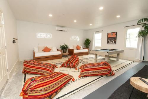 Χώρος καθιστικού στο Spicewood Lodge w/Pool, HotTub