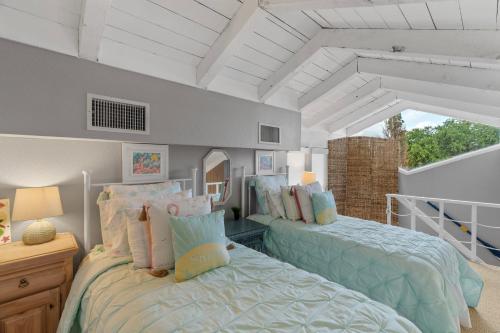 a bedroom with two beds in a room at Lakeside condo Retreat in Horseshoe Bay in Horseshoe Bay