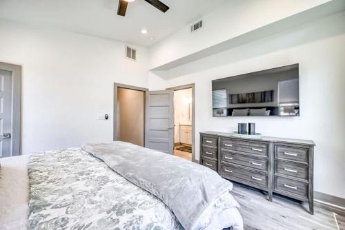 Katil atau katil-katil dalam bilik di Upscale 5BR Home on Lake Travis with HotTub & Lake Views