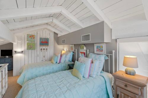a bedroom with two twin beds in a room at Lakeside condo Retreat in Horseshoe Bay in Horseshoe Bay