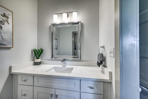 Bilik mandi di Upscale 5BR Home on Lake Travis with HotTub & Lake Views