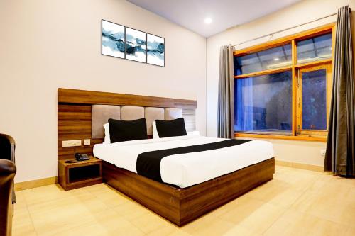 a bedroom with a large bed and a window at Super Collection O Alwar Formerly Hotel Ashoka in Alwar