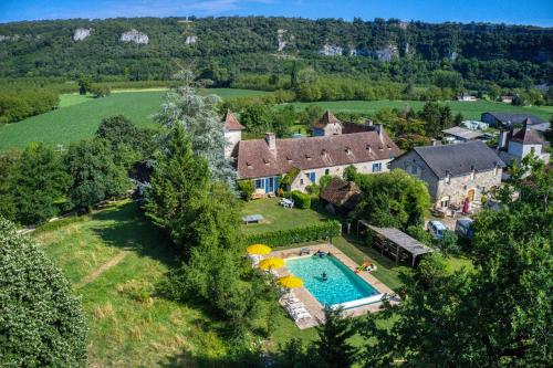 an aerial view of a house with a swimming pool at Manoir de Foussac in Floirac