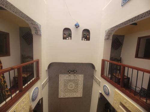 Una televisión o centro de entretenimiento en Riad Dar Lemdrssa