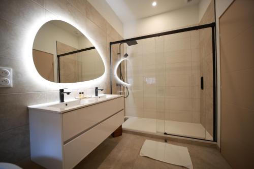 Ένα μπάνιο στο Loveroom La Villa Lova avec spa privé et pièce secrète