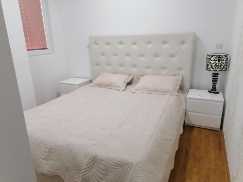 une chambre avec un grand lit blanc avec deux oreillers dans l'établissement Luxury apartment Ohrid, à Ohrid