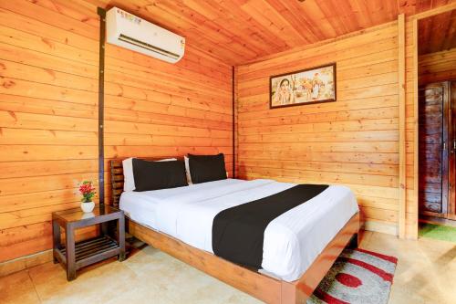 Postel nebo postele na pokoji v ubytování Super Townhouse Morjim
