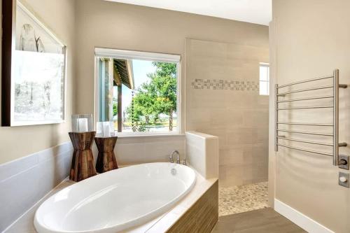 Bilik mandi di Luxury Ranch w/Pool-Hot tub-Near Fred!