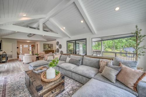 Posezení v ubytování Luxury Riverfront Villa with Firepit & Gameroom!