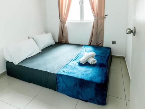 Ένα ή περισσότερα κρεβάτια σε δωμάτιο στο Serene Stay at Ehsan KLIA Sepang by HCK