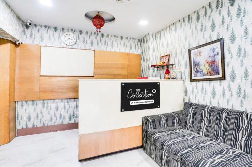a waiting room at a clinic with a couch at Super Collection O Andheri Near Mumbai Airport Formerly We Stay in Mumbai