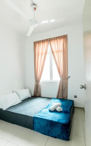 Ένα ή περισσότερα κρεβάτια σε δωμάτιο στο Serene Stay at Ehsan KLIA Sepang by HCK