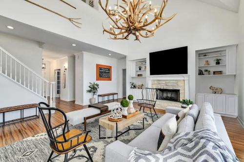 salon z kanapą i telewizorem w obiekcie Peabody Ranch Luxury Home W/Pool, Hot Tub, Fire Pit! w mieście Dripping Springs