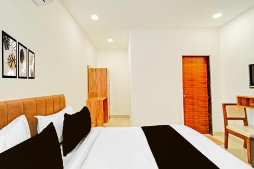 Katil atau katil-katil dalam bilik di Super Townhouse Oak Suchitra Kompally Road formerly Sun Moon Hotels