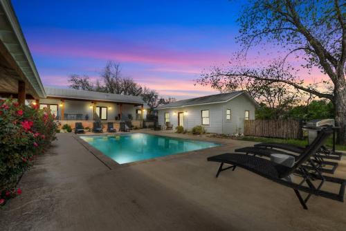 Πισίνα στο ή κοντά στο Schubert Inn-Main with Pool and Grill - 2Blks to Main