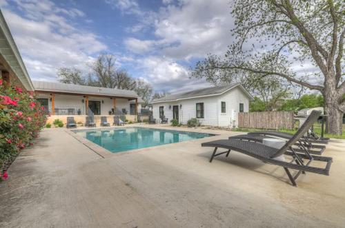 Πισίνα στο ή κοντά στο Schubert Inn-Main with Pool and Grill - 2Blks to Main