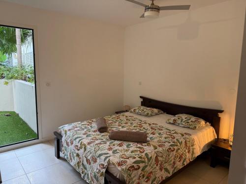 Postel nebo postele na pokoji v ubytování TropiClub Charm appartement avec piscine