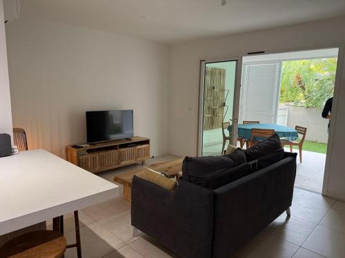 TV a/nebo společenská místnost v ubytování TropiClub Charm appartement avec piscine