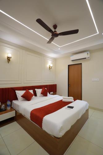 Ένα ή περισσότερα κρεβάτια σε δωμάτιο στο Hotel Trinetra Inn
