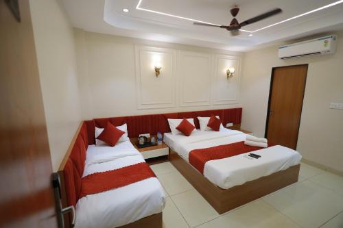 Ένα ή περισσότερα κρεβάτια σε δωμάτιο στο Hotel Trinetra Inn