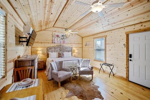フレデリックスバーグにあるFancy Cabin Right on Main St!の木製の天井が特徴のベッドルーム1室(ベッド1台付)