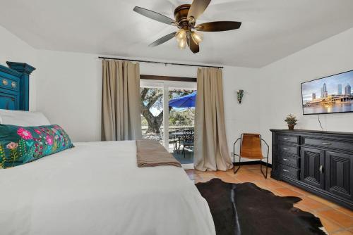 une chambre avec un lit et un ventilateur de plafond dans l'établissement Casa Bonita: Scenic Hill Country Views!, à Fredericksburg