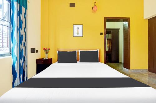 Ένα ή περισσότερα κρεβάτια σε δωμάτιο στο Super Hotel O Thrissur Near Thrissur Medical College