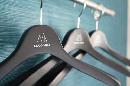a row of golf clubs hanging from a rack at COCO VILLA 南房総 Dog Stay in Minamiboso