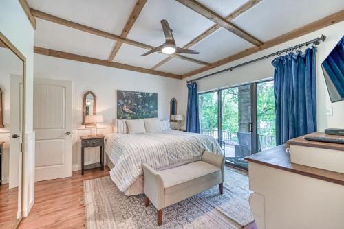 Ένα ή περισσότερα κρεβάτια σε δωμάτιο στο Luxurious Riverfront Condo Just 1 Blk to Schlitterbahn!