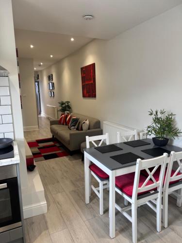 eine Küche und ein Wohnzimmer mit Tisch und Stühlen in der Unterkunft Plymouth Hoe Hideaway in Plymouth