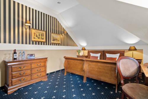 a court room with a desk and chairs at Hotel Diament Bella Notte Katowice - Chorzów in Chorzów