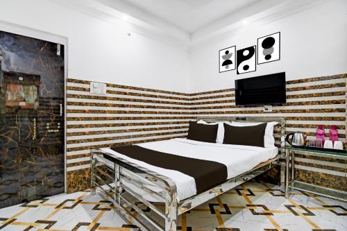 TV a/nebo společenská místnost v ubytování Super Hotel O Hiland Park Formerly Ayush Villa